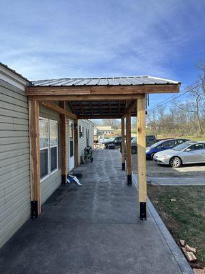 left side view with medal roof