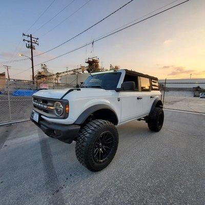 Bronco lifter and 20s wheels and tires