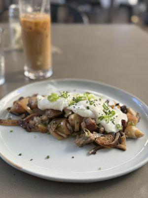Short rib hash with mushrooms, poached egg and horseradish cream
