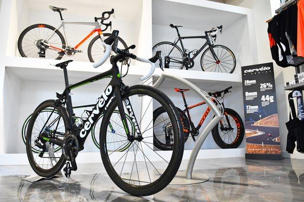 Featuring bikes from Cervélo, Specialized & Scott and custom offerings from Argonaut, Speedvagen, No. 22 and FiftyOne.