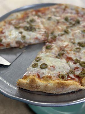 Cheese pizza with green olive