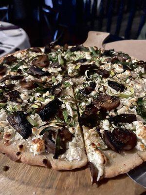 gluten-free caramelized mushroom pizza