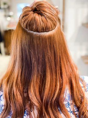 Invisible Bead Extensions flip up showing the seamless blend and versatility of this amazing method by @carriehickshairstylist