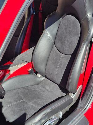 Front seats leather inserts replaced with alcantara.