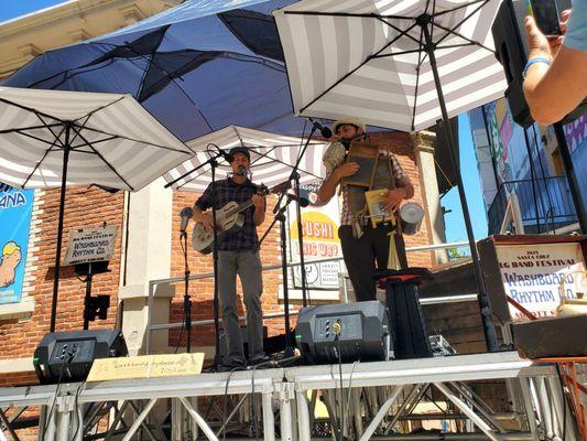 Live music on stage (Washboard Rhythm Co.)