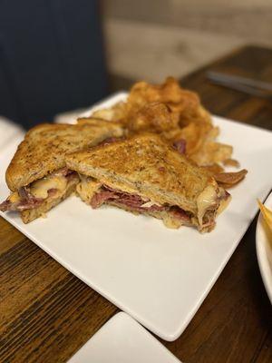 Craftway Kitchen Southlake - Reuben and hand-made potato chips