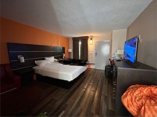 Tropical Inn & Suites