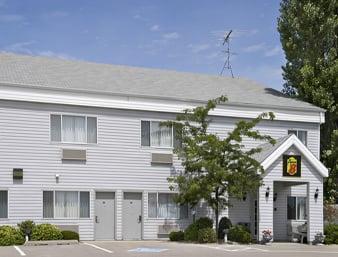 Super 8 Williamsburg/Amana Colonies Area