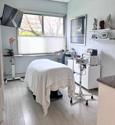 The Brandow Clinic Cosmetic Surgery: Kirk Brandow, MD