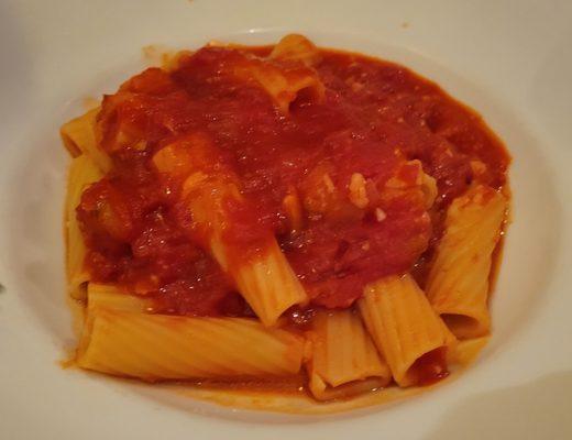 Kids menu rigatoni with mozzarella and tomatoe sauce