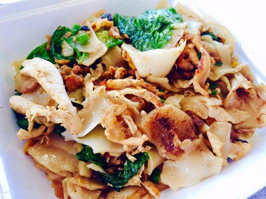 Kuay tiew kua kai (stir fried wide noodle with chicken)--- similar to Phad se ew but less greasy.