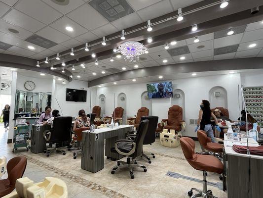 Very clean, comfortable and convenient in Stater Brothers shopping center