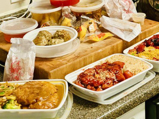 Roast Pork Egg Foo Young
Boneless Rib Combo
Sesame Tofu Combo
Dim Sum
Fried Wonton
Hot&Sour Soup
Wonton Soup