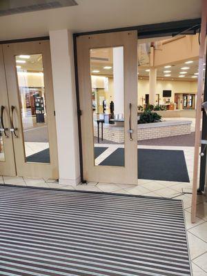 Entrance from front parking lot, Sunday 12/18/2022