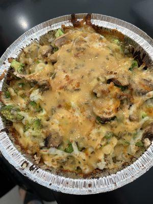 Garlic Parm topped Mac with chicken and veggies!