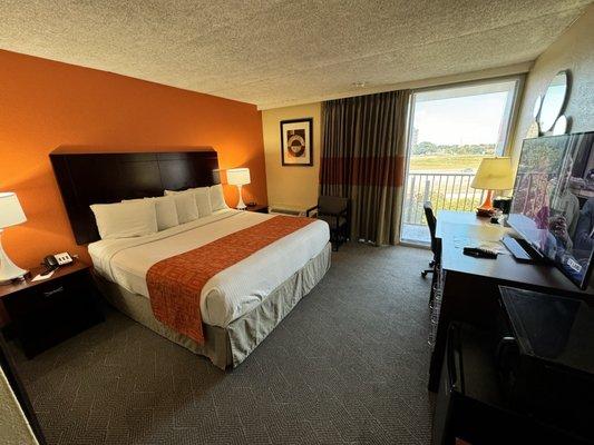 Howard Johnson by Wyndham Arlington Ballpark / Six Flags