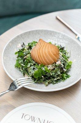 GREENS:
MARCONA ALMOND. JAMÓN SERRANO. PORT PEAR. GOUDA