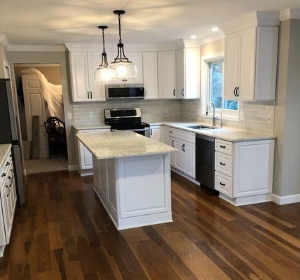 Complete Kitchen remodel:
Full height tile backsplash.
Relocated pendant lighting.
New flooring throughout kitchen & dining area