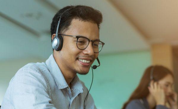 Sui Generis employee assisting a client