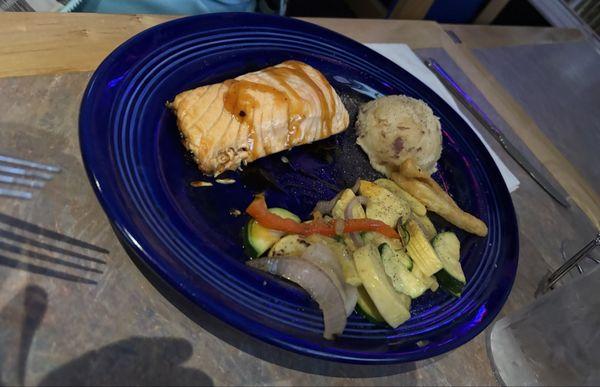 Salmon with vegetables and potatoes