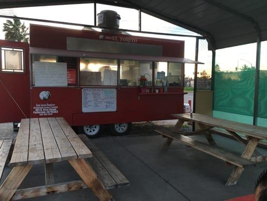 Nice area for a food truck. There's other trucks around it.