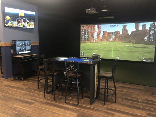 Dogleg North Indoor Golf & Lounge