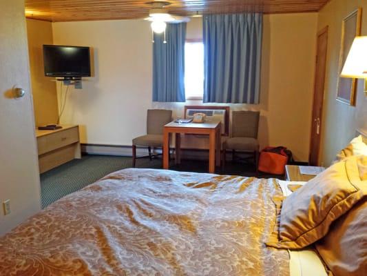 Room's TV and Desk Area