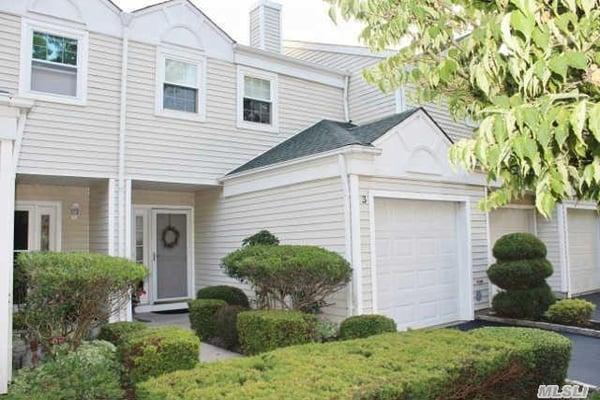 This Beautiful Silver Ponds Town Home Is Priced For A Quick Sale. Home Offers An Open Floor Plan W/2 Large Bedrooms Lr/Dr Com...