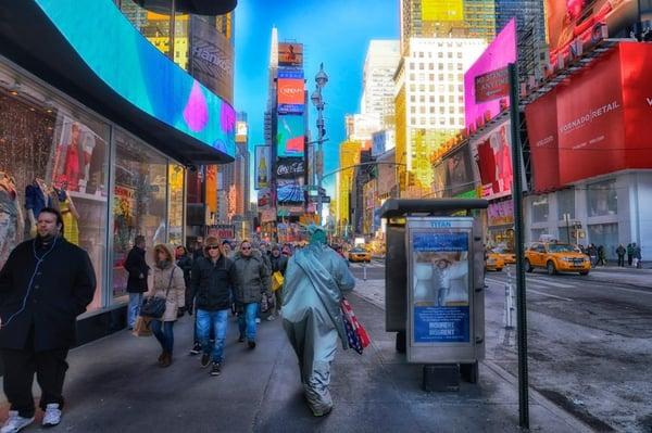 Enjoy the BIG APPLE when you take a hypnosis training with professor petrocelli - hypnoclass.com - nightly trips and fun times