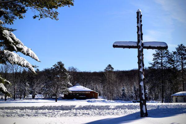 Fortune Lake is open year-round for rentals and retreats. Favorite winter activities include sauna, snowshoeing, sledding, and ice fishing.