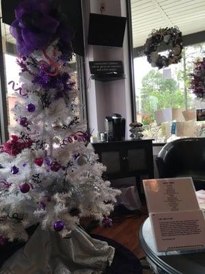 Waiting area with coffee cold drinks tv!! Great music playing! Good vibe!