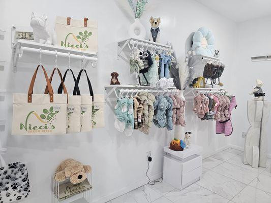 Unique finds for your furbabies! From stylish fashion to USDA organic vegan treats, pizza, doggie cakes, we have it all at Nieci's