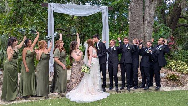 The happy couple and the stunning bouquet!