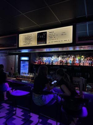 Classic knickerbocker vibes with a flashy twist!