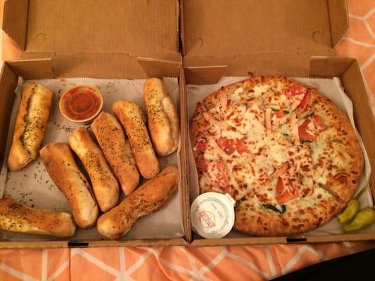 Breadsticks and Tuma Alfredo Pizza