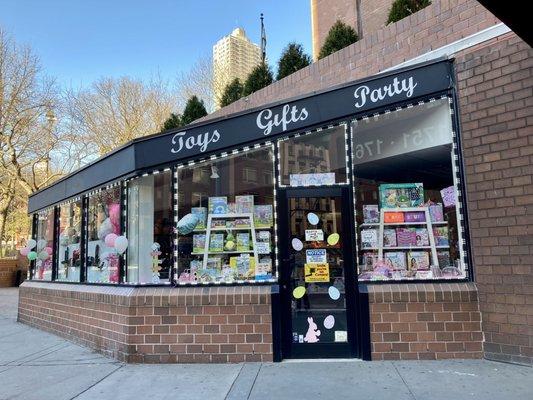 Street Level has some of my favorite businesses. 04/10/23