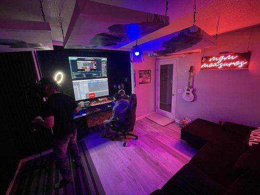 Track out and mix down sessions to catch the vibe in every project. Plus the option to go live on twitch is available too free of charge!