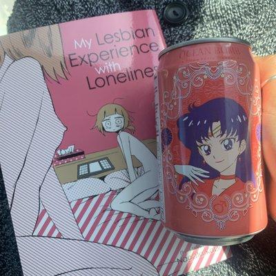Manga + fun drinks = happy customers