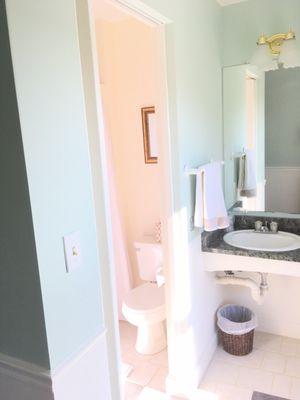 Room 6 en-suite bathroom
