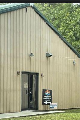 Localizados en 9620 Davis Road, Temple Terrace ( el edificio de atrás)