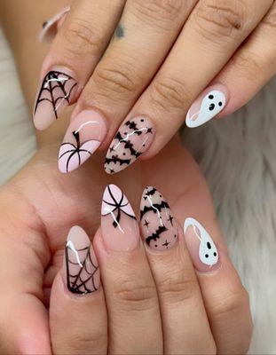 Come experience beautiful nails at G Nail Bar where quality, style, and comfort come together. Call us at (717) 999-1691.