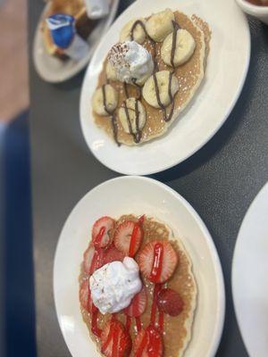 Some chilaquiles red and green , banana and strawberries pancakes .