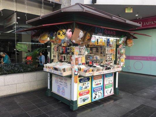 car holder
screen protectors
tempered glass screen protector
charger car charger
kakao friends
line friends
pouch universal case