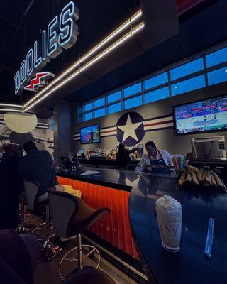 Amazing milkshakes and such fun, amazing service. Incredible overall. Menu could have more variety with food and local beer. Will be back!