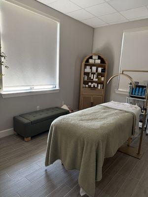 Ashlee Black Esthetics offers holistic facials, Hydrafacials, chemical peels, dermaplaning, microchanneling, and skin care consultations.
