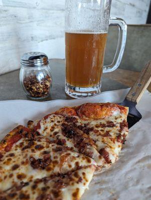 Bacon chz pizza, Manny's draft.