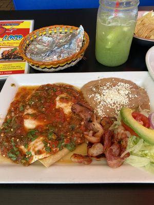 Wevos rancheros, agua fresca natural de pepino y limón (fresh Cucumber and Lemonade drink)