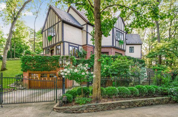 Lux Services International Realty