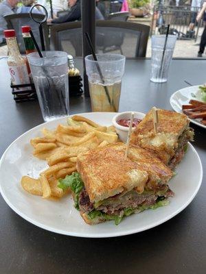 19 Sports Bar and Grill