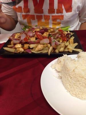 Pollo saltado